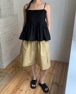 可調式細肩帶打褶設計平口上衣 - Image 4